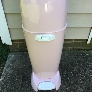 Diaper genie pink for a baby girl good condition.